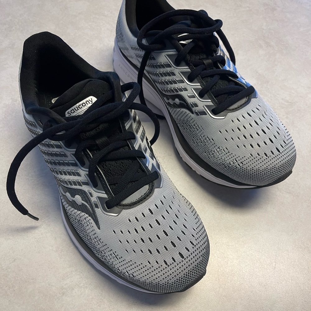 Saucony Ride 13 (size 9) Women's Blk/Grey (new condition)